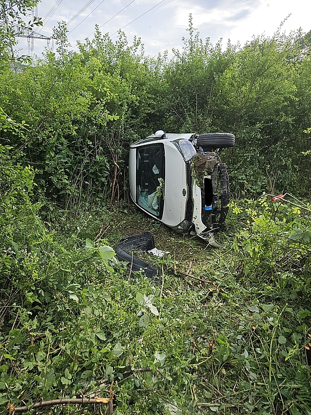 verunfalltes Fahrzeug auf der Seite liegend
