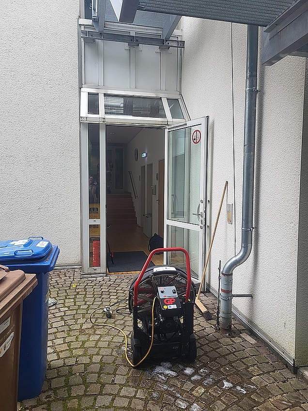 Überdrucklüfter, der vor einer Tür steht