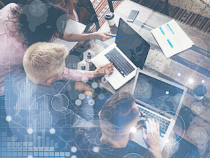 Mitarbeiterverzeichnis Menschen die vor Laptops sitzen