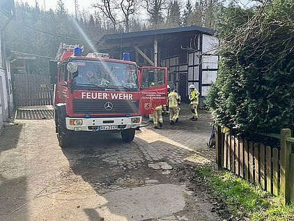 Blick auf die Einsatzstelle "Tier in Notlage" in Friesenhagen